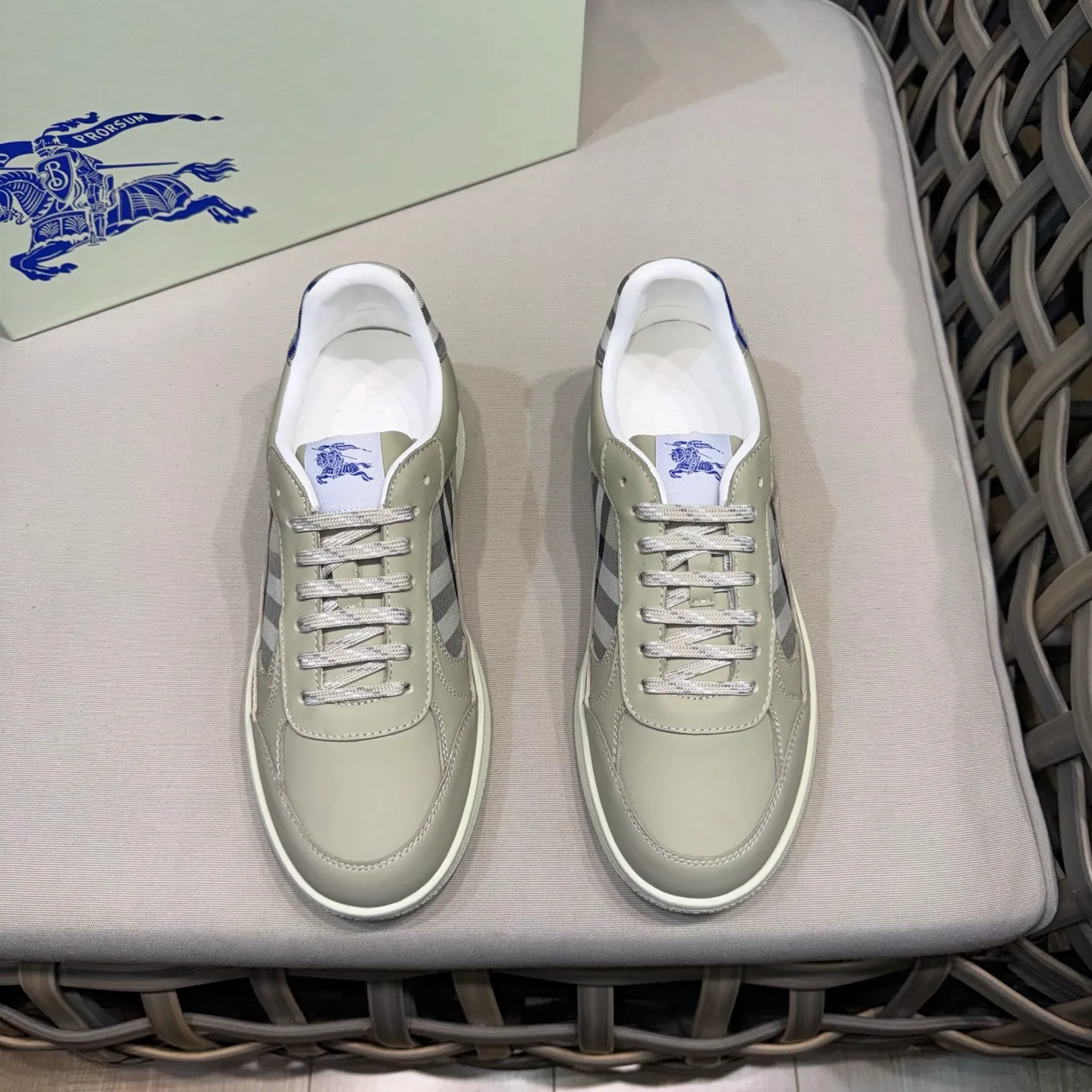 [Burberry] Top P: 680💰Size: 38-44 (45.46 custom-made) Burberry official website synchronized men's classic low-top sneakers | Made of original first-layer cowhide | Decorated with renewed brand logo | First-layer cowhide lining | Heel decorated with Burberry letter embossed logo | Original TPU outsole.